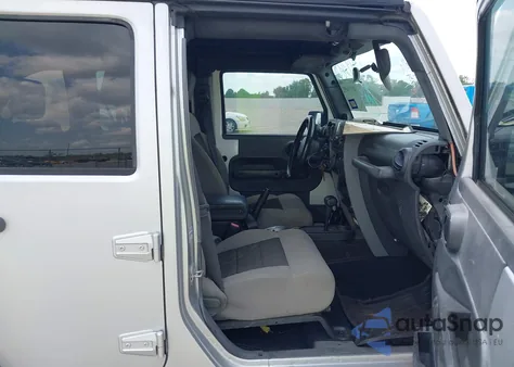 2010 Jeep Wrangler Unlimited Rubicon z USA, uszkodzony, nr VIN 1J4HA6H11AL221245